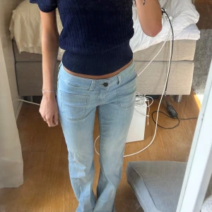 Ljusblå lågmidjade jeans - Säljer ett par ljusblå bootcut jeans med låg🤩💕från Miss Sixty och knappt använda!! Nypris 2000kr🌸☺️Passar mig som brukar ha xs/s