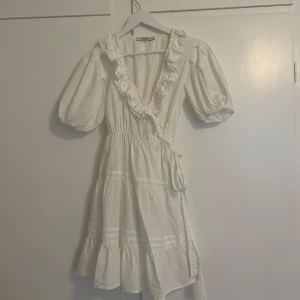 Vit omlottklänning från NA-KD - Superfin vit omlottklänning från NA-KD med volangdetaljer💗 endast använd en gång!