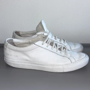 Vita Common Projects sneakers i skinn - Vita sneakers från Common Project | Storlek 41 (fits 42) | Bra skick 8/10, men använda som ni ser. Smuts som är enkelt o tvätta bort | Vid snabb affär kan jag sänka.