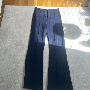 Nya kostymbyxor från gina tricot!😍💓 - Sjukt snygga kostymbyxor i storleken xs från gina tricot!😍de är lågmidjade och som helt nya, inga hål inga fläckar osv!⭐️ använt 1 gång❤️