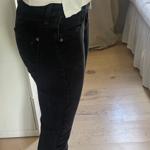 Svarta bootcut jeans från Replay - Säljer dom här superfina utsvängda Replay jeansen med en låg midja. Dom är i fint skick men har en liten defekt, kom privat för fler frågor om det. Dom är köpta på Plick men var tyvärr lite för små så säljer dom nu vidare. 💕💕💕