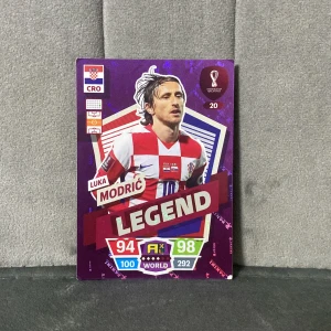 Legend - Samlarbok om fotbollslegendaren Luka Modrić! Perfekt för dig som älskar sport, samlar på fotbollskort eller vill inspireras av en av världens bästa mittfältare. Fylld med coola bilder och stats – ett måste för unga sportfans!