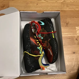 Nike pg 5 - Nike pg 5 bra skick knappast använda riktigt dyra på goat och knappast ser utan en defekt där bak