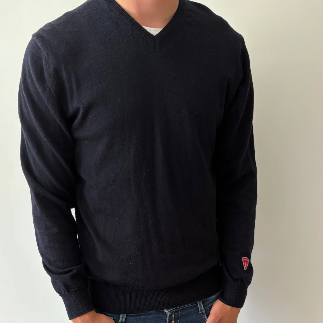 Marinblå v-ringad tröja från Ivanhoe - 100% Merinoull 