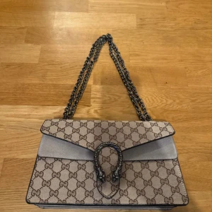 Dionysus väska - Dionysus väska som jag fick som en present men kom aldrig till användning! Pris kan sänkas!