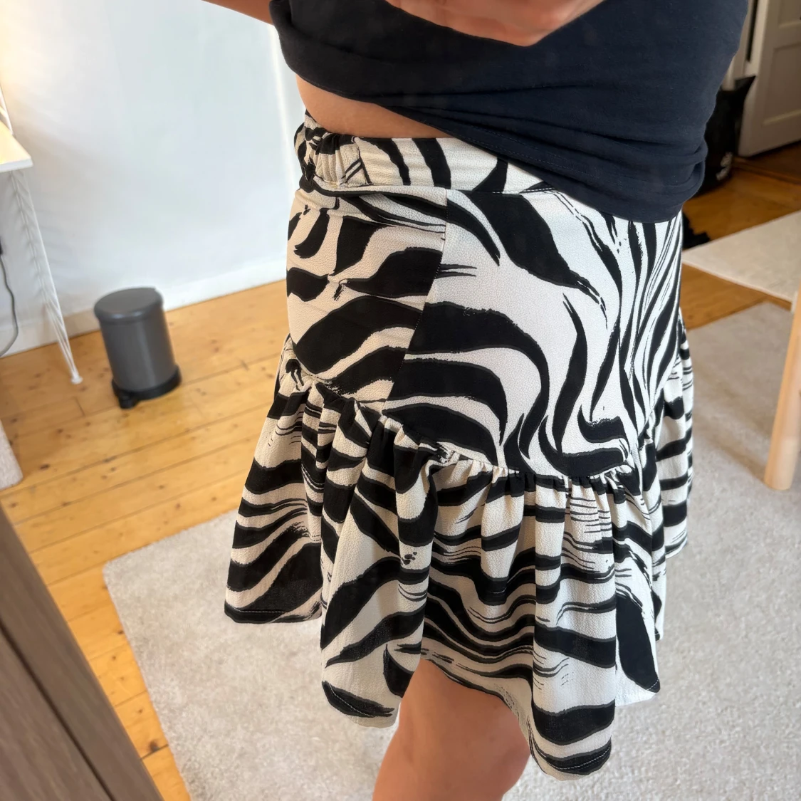 Zebramönstrad volangkjol Gina Tricot XS - 2