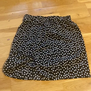 Blommig kjol - En blommig kjol från SHEIN i storlek 11-12Y