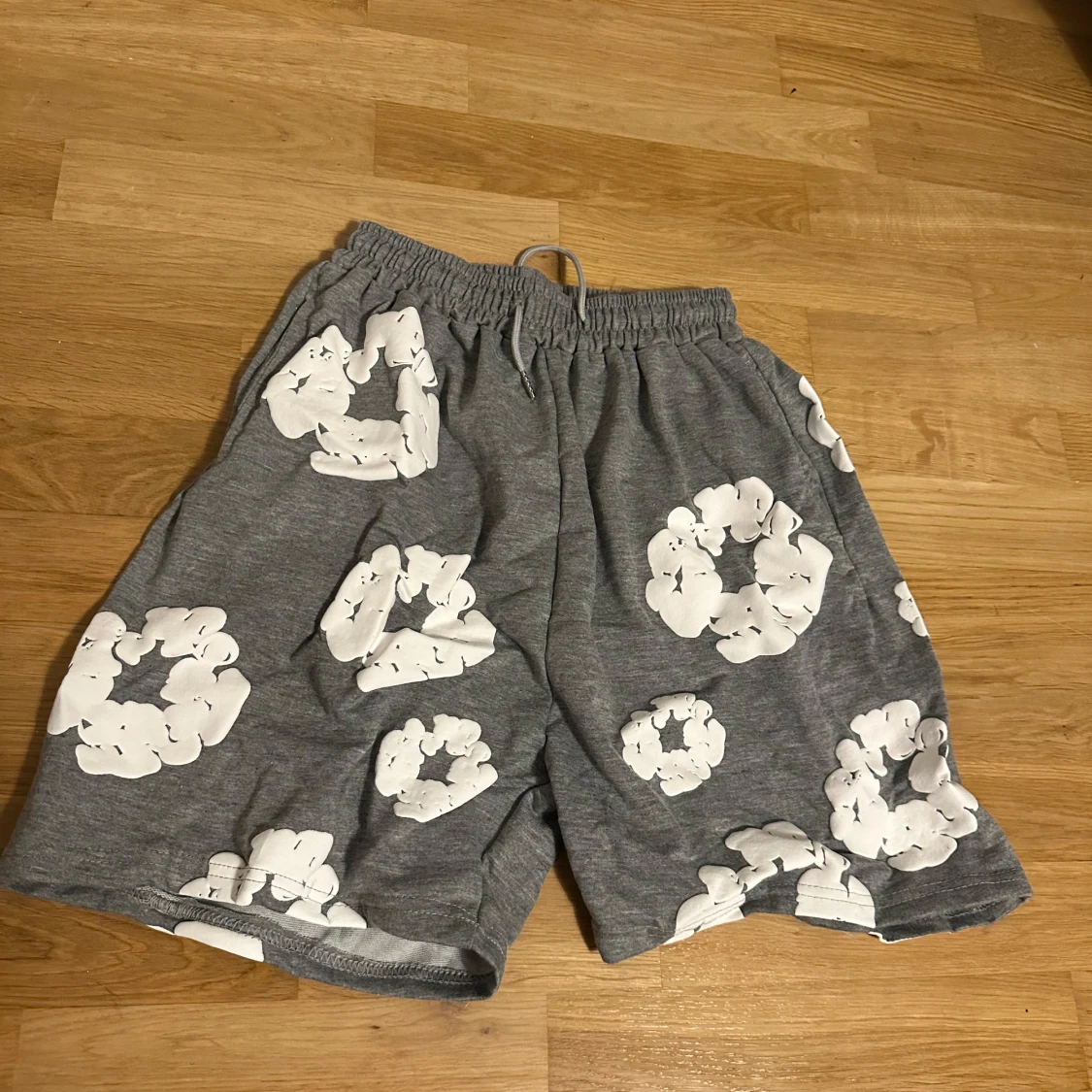 Grå t-shirt med blommor från Denim Tears - 2