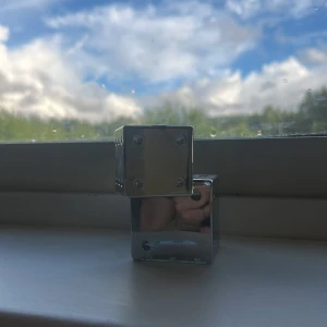 Your Turn Billie Eilish 50 ml - Detta är en Your turn ifrån Billie Eilish EdP 50 ml. Använd 2 gånger. Den har en spricka i locket som är ihop limmat då den har blivit tappad i golvet men bara locket gick sönder då locket är i plast.