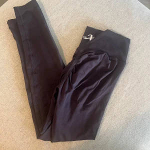 Gråa scrunch leggings Xshapes - Snygga gråa leggings från Xshapes med scrunch  och hög midja. Mjukt och stretchigt material som sitter tight och formar sig efter kroppen. 