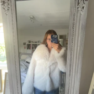 Beige fuskpäls jacka - Supermjuk och fluffig fuskpäls jacka. Jackan är bara testad 1 gång och aldrig använd. Jag säljer den för att den inte kommer till användning. Jackan är från märket DEEKA från SHEIN och originalpriset på den är 580 som ni ser på sista sidan.