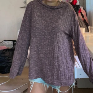 Lila loose långärmad tröja - Supermjuk och loose-fit långärmad tröja i melerad lila färg. Tröjan har en avslappnad passform med lite högre halsringning och är perfekt för chill dagar. Materialet känns lätt och skönt mot huden.