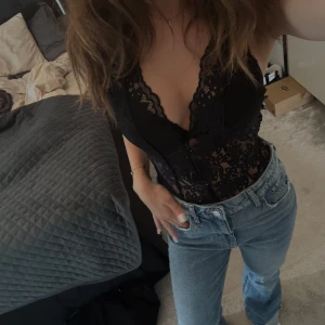 Raka jeans  - Säljer mina jeans, då dom är för långa för mig!! Supersnygga till en body💙