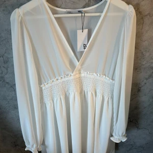 Vit  klänning från 157 - Oanvänd klänning från lager 157