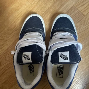 Blå och vita Vans Old Skool sneakers - Nypris: 1300 använt ett fåtal gånger 