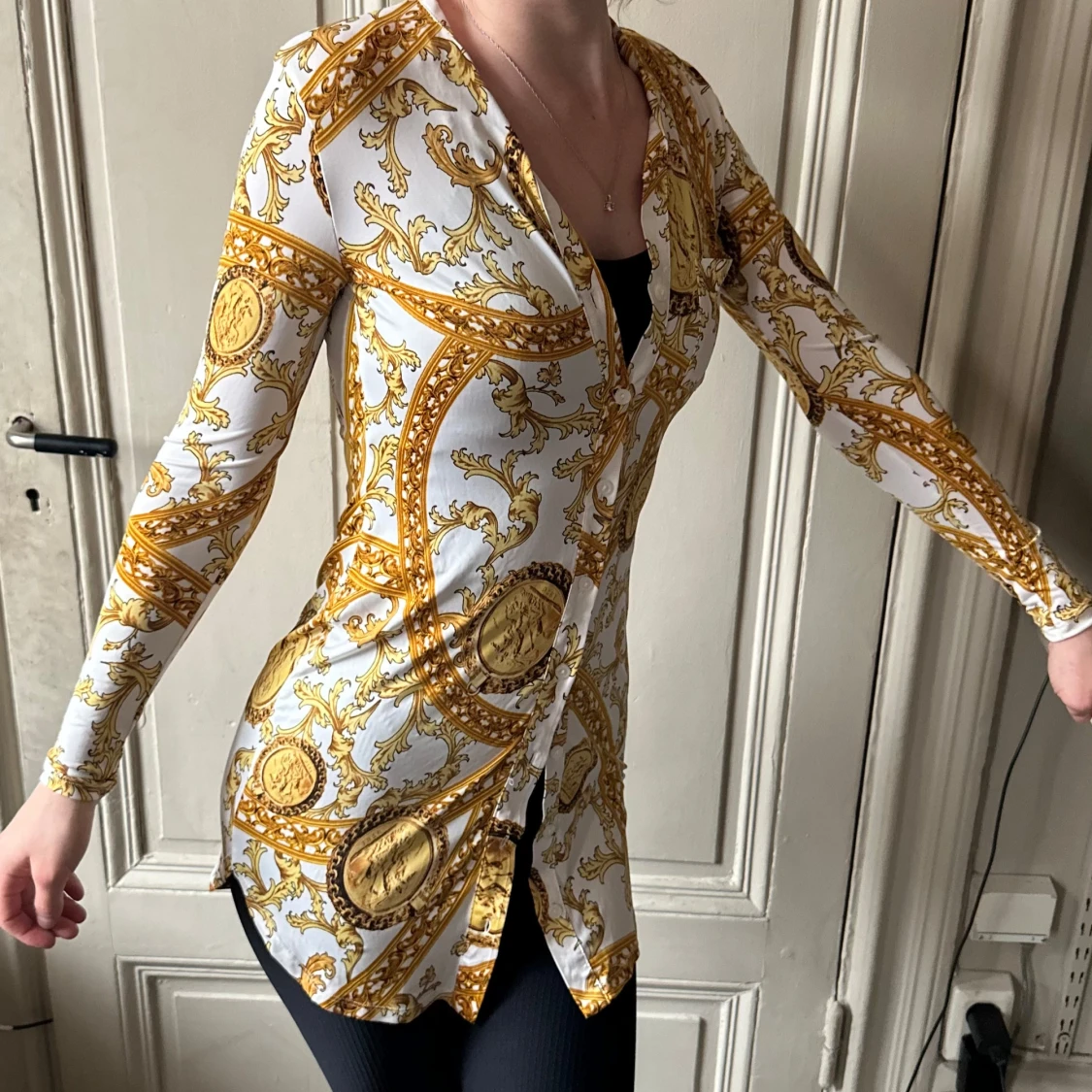 Vit och guldmönstrad lång skjorta