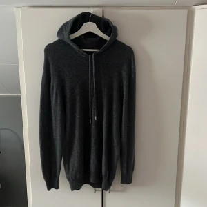 Mörkgrå hoodie med luva  - Säljer en Hoodie, skick 9/10