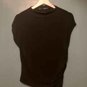 Snygg topp - Modern svart topp från Lager157