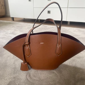 Väska från Zara - En otroligt fin väska från Zara i toppenskick, inga defekter alls, använd en gång! Har en innerväska som går att ta loss, sitter fast med knappar!