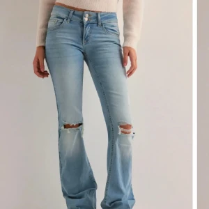 Nelly jeans  - Jag säljer ett par jättesnygga lågmidjade bootcut jeans med hål på knäna. Dom är helt nya och aldrig använda (lappen sitter kvar). Köpta för 700 men säljer för 500.
