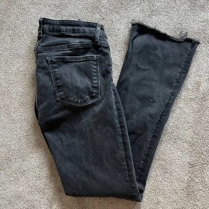 Lågmidjade bootcut jeans Zara  - Säljer dessa Lågmidjade bootcut jeansen från Zara som är avklippta och passar om man är under 160 cm lång 🌸