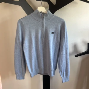 Lexington tröja half zip  - Säljer en Lexington tröja i färgen ljusblå, aldrig använd och är i helt nytt skick. Storleken är 170. Skriv om ni har några frågor, ny kostar 500, mitt pris 350