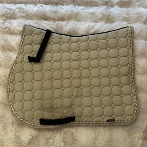 Equiline schabrak - Ett Equiline Schabrak som är i storlek Full. De står ingen storlek men de passar full och D-ponnys. Hopp schabrak.   Det är 2st orange fläckar och lite svart ifrån sadeln. Men väldigt fin under. Schabraket är nytvättat!   Priset går att diskutera, postar fort!💕