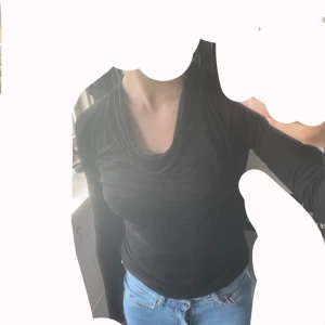 Svart långärmad topp från Esprit - Svart långärmad topp från Esprit med snygg draperad, lös halsringning. Modellen är figurnära och passar perfekt till jeans eller kjol. Mjuk och stretchig bomullsmix som känns skön mot huden. Enkel men stilren design som funkar året runt.