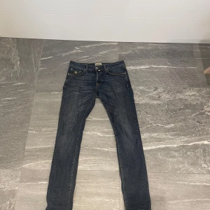 Morris jeans - Snygga mörkblå jeans från Morris i klassisk rak modell med kontrastsömmar och fem fickor. Jeansen har normal passform och är perfekta för dig som gillar en tidlös stil. Materialet är slitstarkt denim och färgen är mörkblå.