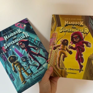 Barnbok/ ksiạžka dla dzieci, Handbok för superhjältar, Del 5: Försvunna & Del 6: Utan hopp - Två färgstarka, actionfyllda böcker med coola illustrationer och superhjältetema! Perfekt för dig som gillar spänning, äventyr och serietidningsstil. Passar unga läsare som vill drömma sig bort till en värld där allt är möjligt. Helt nya! Köpt för 200st. Skriv till mig om ni vill köpa styck. Styckpris:120kr
