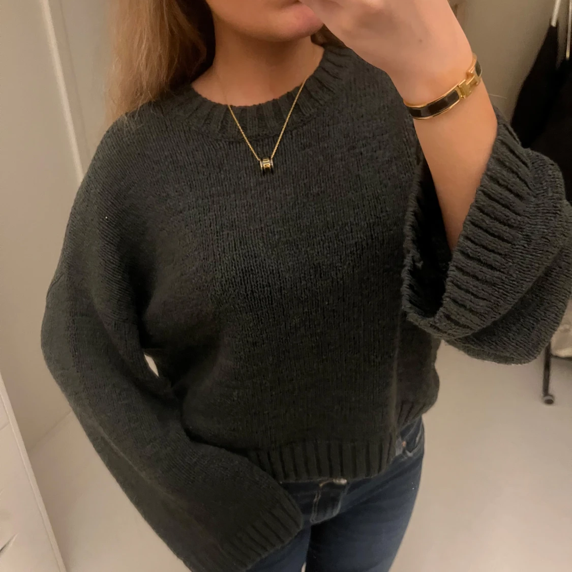 Mörkgrå stickad tröja med vida ärmar - 1