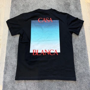 Casablanca T-shirt  - Säljer denna riktigt feta Casablanca T-shirten med fett tryck på fram och baksida. Storlek M. Pris kan diskuteras vid snabb affär!