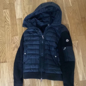 Svart Moncler cardigan  - Har bara använt några gånger, pris kan diskuteras vid snabbaffär. fraktar samma dag.