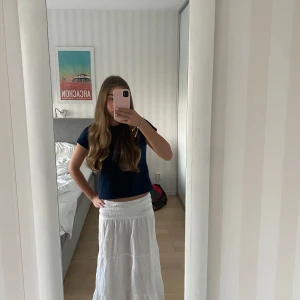 Vit lång kjol  - Säljer denna superfina  vita lång kjol från Gina Tricot då jag inte använder den💕 Storlek 146/152💕