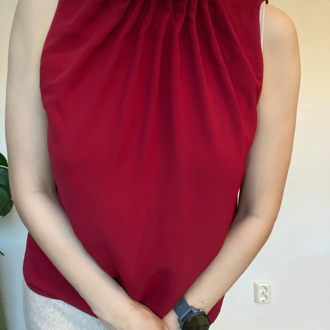 Röd ärmlös blus med knyt i nacken - 1