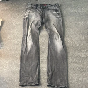 Gråa Replay jeans - Gråa Replay jeans i modellen ”Waitom” helt okej skick och väldigt bra pris.