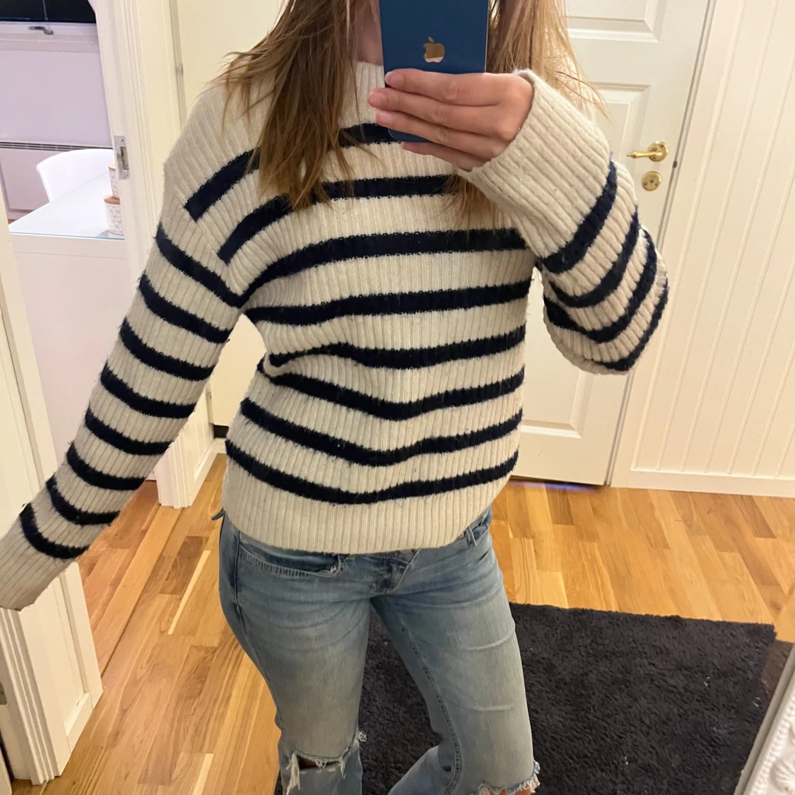 Randig ribbstickad tröja i vitt och blått - 1