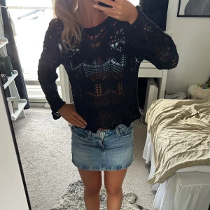 Svart virkad stickad tröja Zara - Svart långärmad stickad tröja från Zara med virkat mönster och genombruten design. Tröjan har en loose passform och är perfekt för lager-på-lager. Snygg till både jeans och kjol för en trendig look.