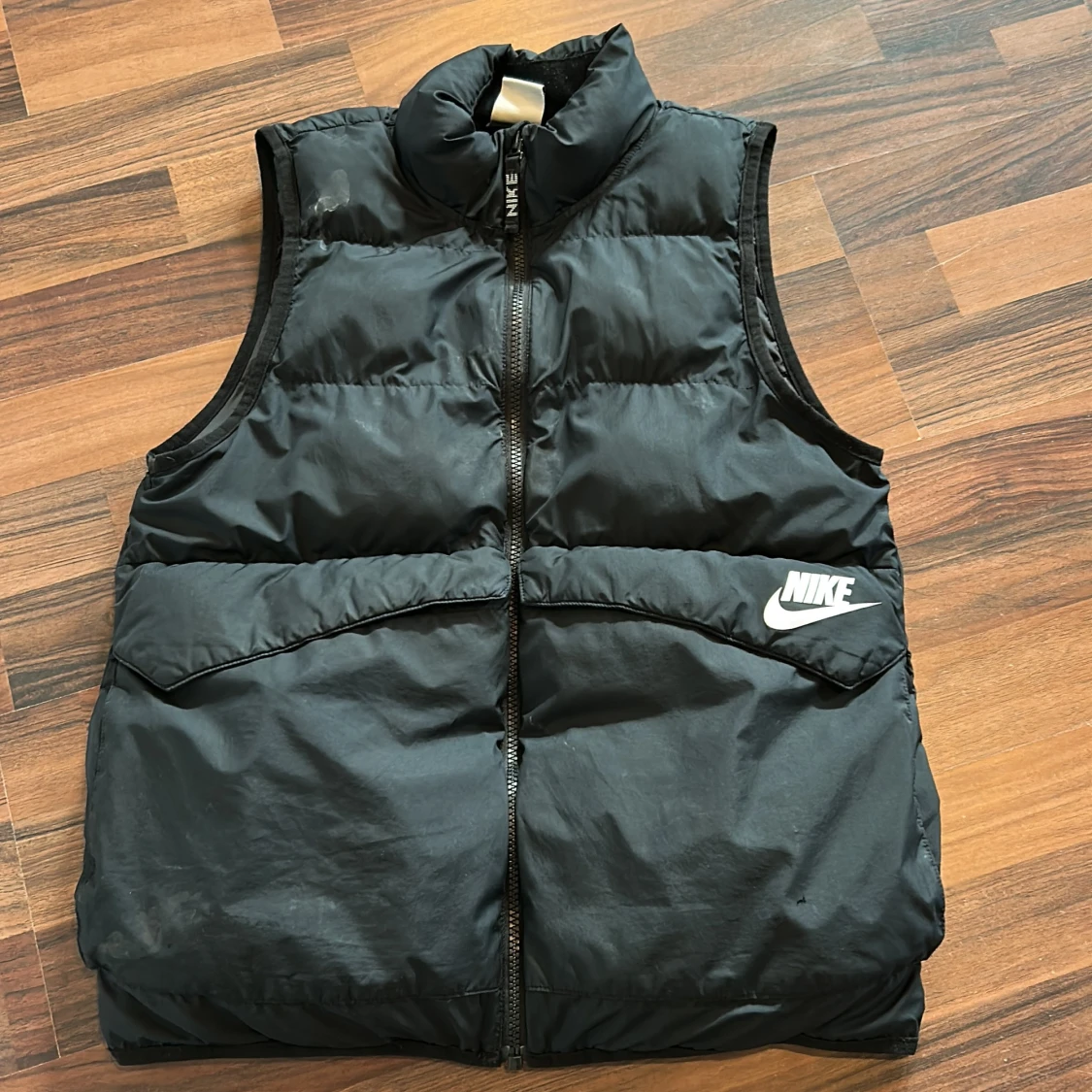 Svart dunväst från Nike