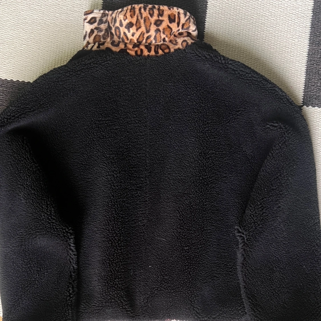 Svart teddyjacka med leopardkrage Stand - 1