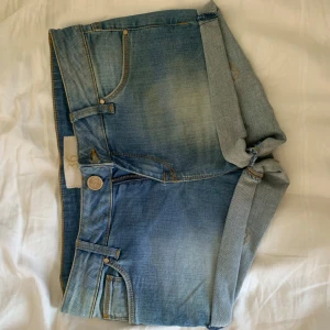 Blå jeansshorts  - Snygga blå jeansshorts med uppvikta benslut perfekta för sommaren i storlek 36