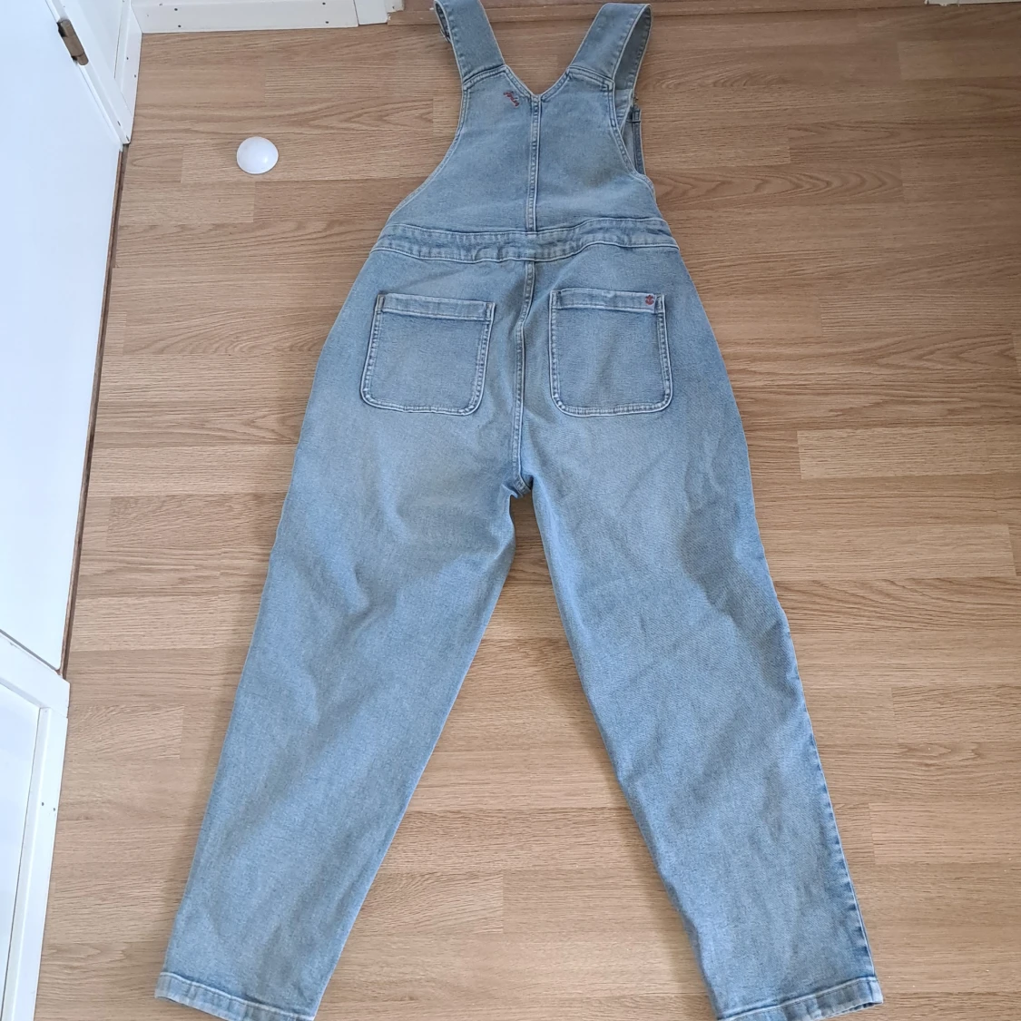 Ljusblå denim byxdress med broderi - 1