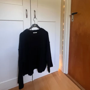 Svart stickad tröja från Gina Tricot - Mysig svart stickad tröja från Gina Tricot i oversized modell. Säljer då den inte kommer till användning💖