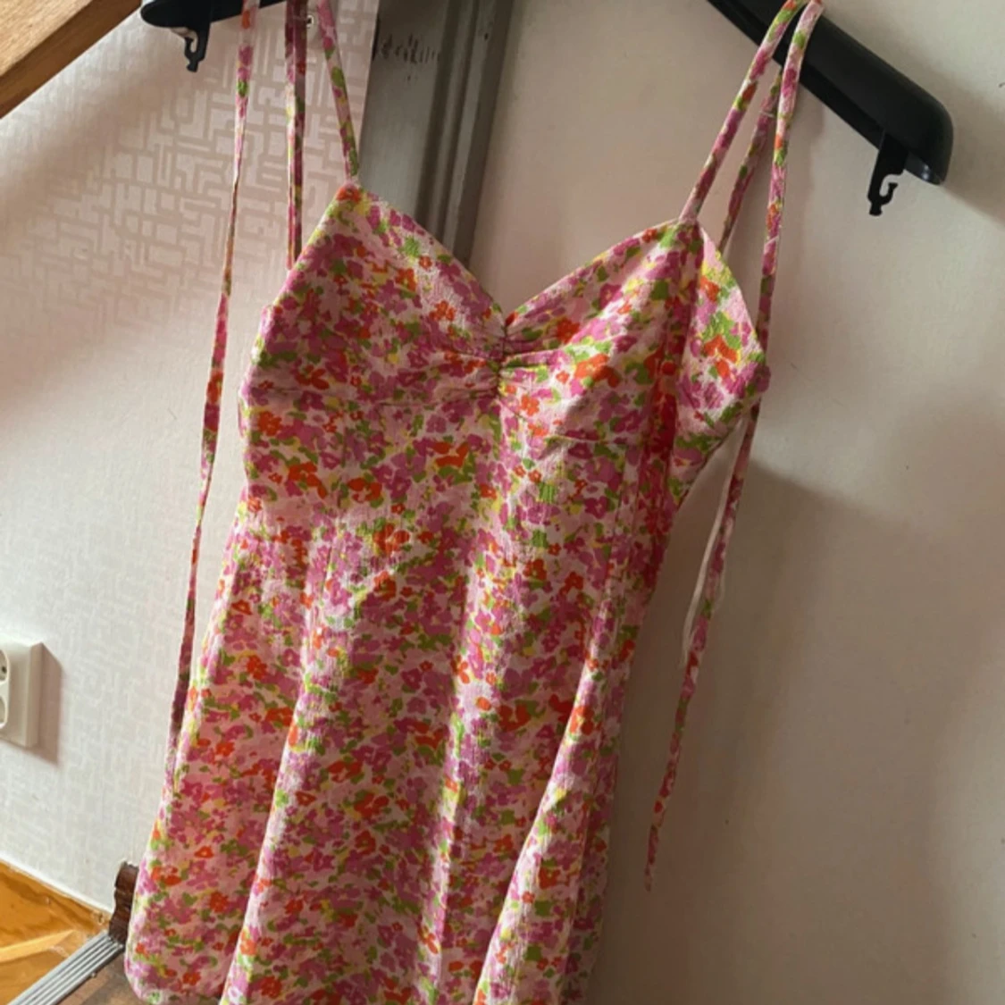 Blommig kort sommarklänning - 2