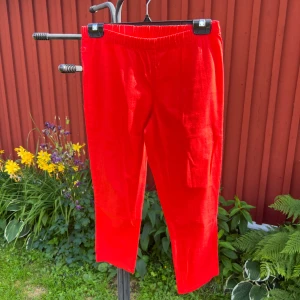 Röda 3/4 byxor från Pieces - Röda 3/4 byxor från Pieces med elastisk midja. Storlek S