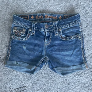 Rock Revival jeansshorts i storlek 25 - Storlek 25. Midjemått ca 34 cm. 