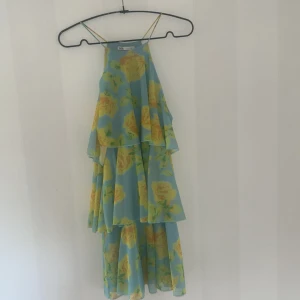 Blommig miniklänning från Zara - superfin liten klänning från zara! storlek m men skulle mer säga mot s, liten i storlek. Använd max 4 gånger