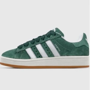 Campus skor  - Gröna Adidas Campus sneakers med klassiska vita ränder. Nästan helt oanvända! säljer för att de ej kommer till användning. Skriv för egna bilder! Pris kan diskuteras!!