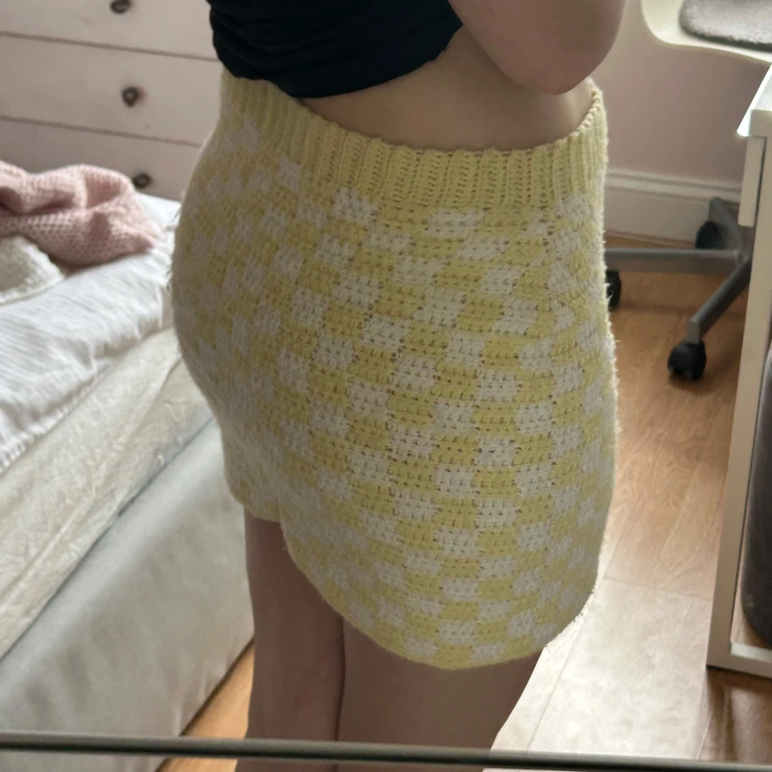 Gul och vit virkad rutig kjol - 1