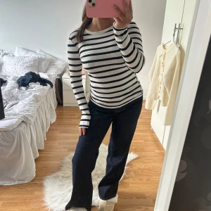 Randig långärmad tröja Gina Tricot XS - Supersnygg långärmad tröja från Gina Tricot i svart och vitt randigt. Modellen är tight och ribbad med rund halsringning. Perfekt att styla med jeans eller kjol för en enkel men trendig look.